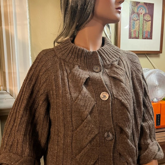 Cropped Wool Knit Sweater - Picture 3 of 10